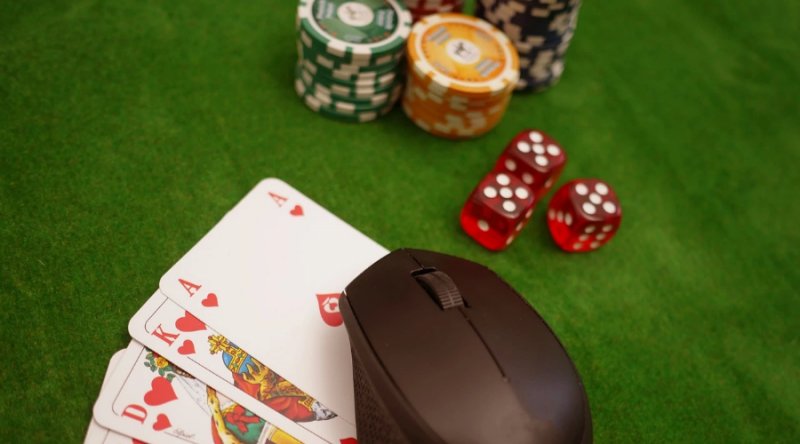 Instructions To Become A Better Online Poker Player